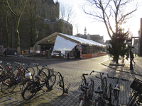 906735 Afbeelding van de overkapping voor de aanleg van de Schatkamer II (later: DOMunder) onder het Domplein te Utrecht.